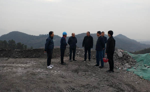 集團(tuán)公司黨委副書記、總經(jīng)理龔華東到矸石項目部視察 