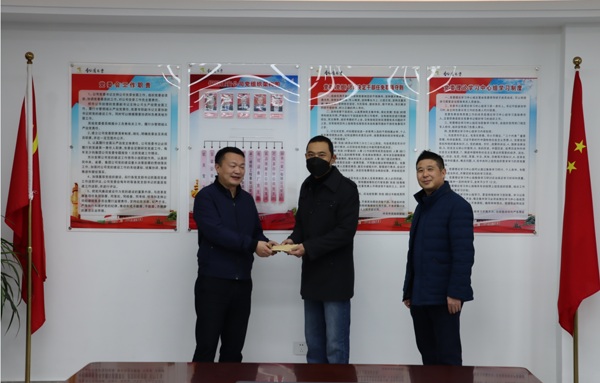 集團(tuán)公司黨委委員、副總經(jīng)理胡新付到公司走訪慰問