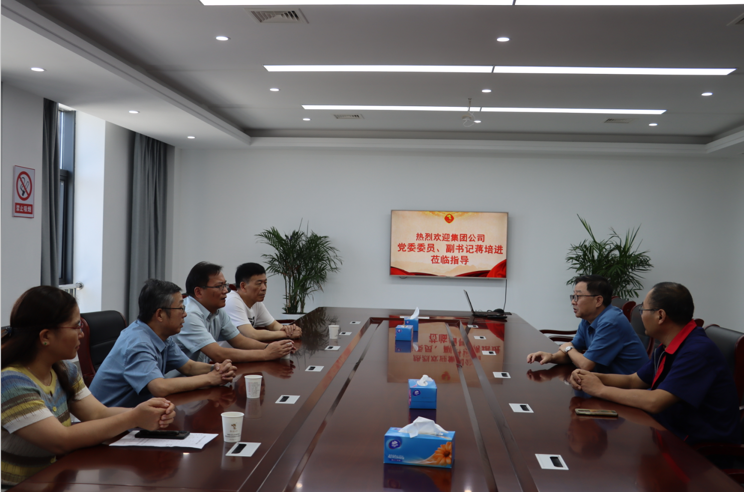 集團(tuán)公司黨委副書記蔣培進(jìn)到公司開展高溫慰問(wèn) 集團(tuán)公司黨委副書記蔣培進(jìn)到公司開展高溫慰問(wèn)